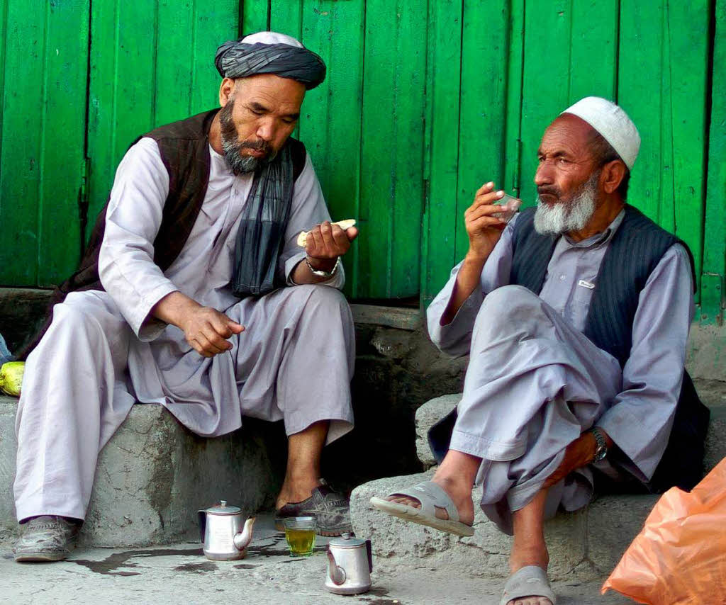 In Kabul treffen sich zwei Mnner zum Frhstck.
