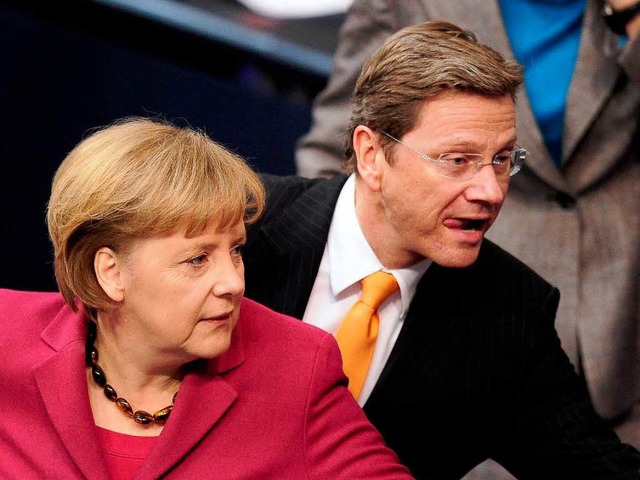 Bundeskanzlerin Angela Merkel (CDU) un...uido Westerwelle (FDP) im Umfragetief.  | Foto: dpa