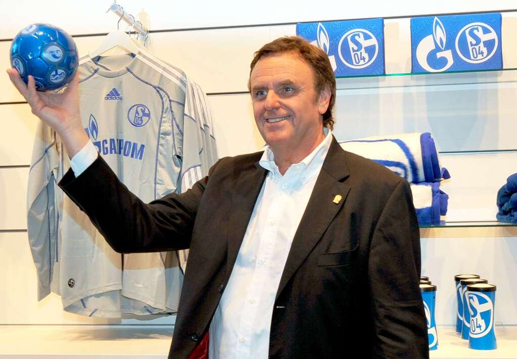 Roland Mack  prsentiert  Fanprodukte des Fussball-Bundesligisten SC Schalke 04 vom Sponsor Gazprom.