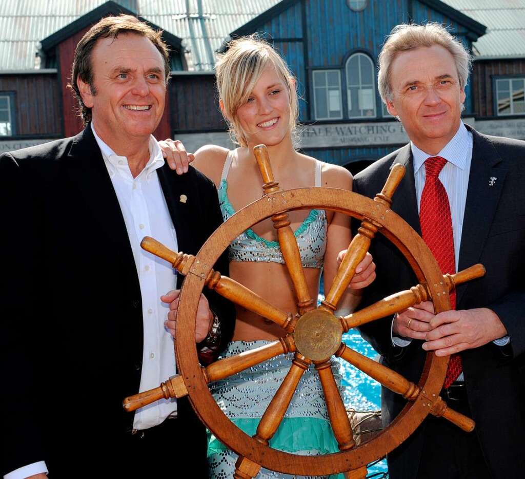 Die Geschäftsführer Roland Mack (links) und sein Bruder Jürgen Mack posieren mit der Kajak-Weltmeisterin Jasmin Schornberg. Die Geschäftsführer Roland Mack (links) und sein Bruder Jürgen Mack posieren mit der Kajak-Weltmeisterin Jasmin Schornberg.
