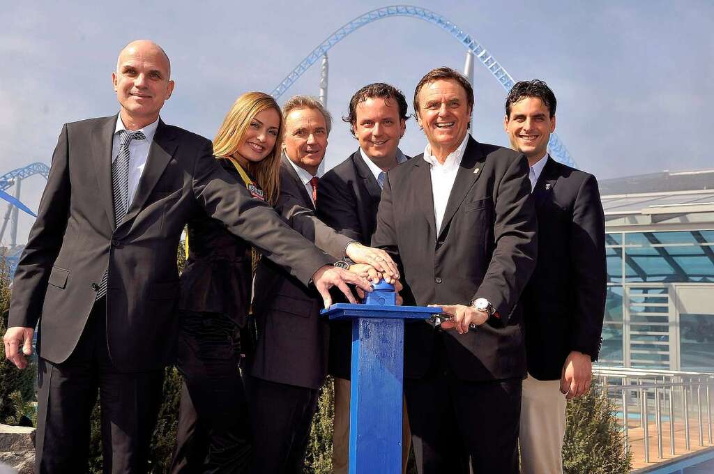 Eröffnung der neuen "GAZPROM Erlebniswelt - Abenteuer Energie" (von links): Burkhard Woelki, die amtierende Miss Germany Anne Julia Hagen, Jürgen, Michael, Roland und Thomas Mack Eröffnung der neuen "GAZPROM Erlebniswelt - Abenteuer Energie" (von links): Burkhard Woelki, die amtierende Miss Germany Anne Julia Hagen, Jürgen, Michael, Roland und Thomas Mack