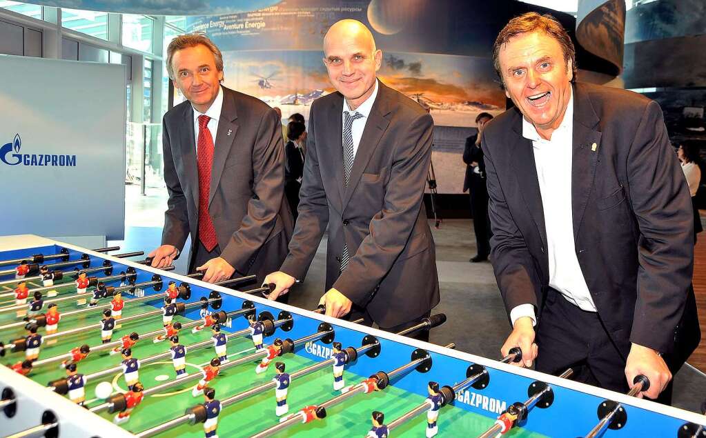 Actionreiche Unterhaltung beim Kickern:  (von links) Jrgen Mack, Burkhard Woelki und Roland Mack.