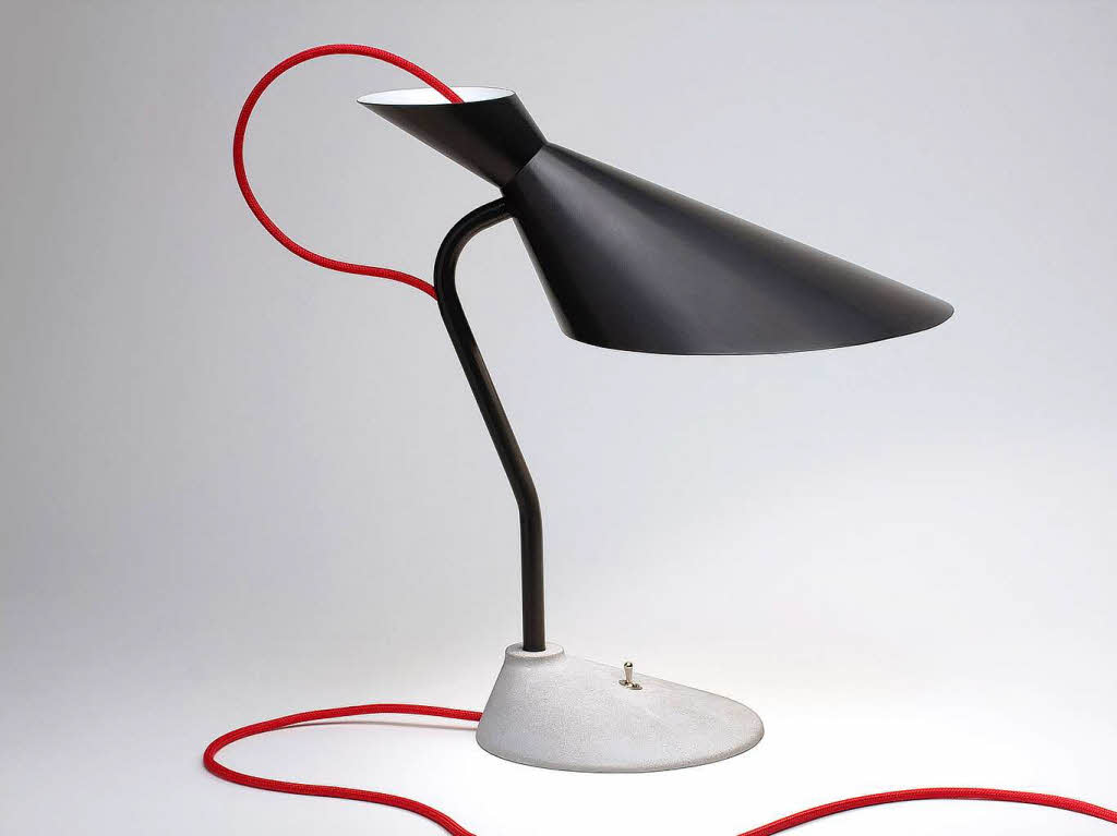 Mit dem Lampenschirm aus lackiertem Stahl und dem aus Beton gegossenen Sockel sorgt Designer Daniel Becker fr Kontraste.