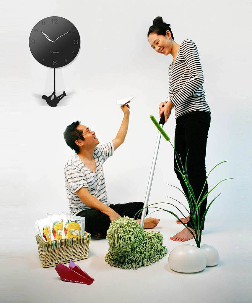Die beiden sdkoreanischen Designer Jaewon Yang und Hyunjeong Lee wollen die Menschen zum Schmunzeln bringen. Das machen sie mit Schwmmen in Sandwichform, dem Wischmob zum Gassigehen und anderen skurrilen Gebrauchsgegenstnden.
