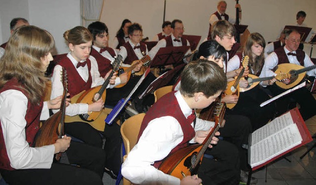 Der Mandolinen- und Gitarrenverein bew...neekonzert hohes musikalisches Knnen.  | Foto: Vitt