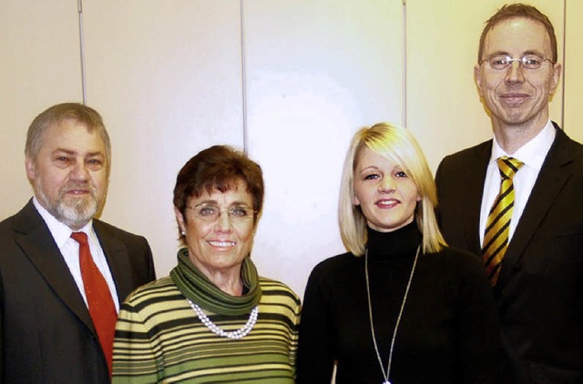 Von links: Wilfried Schwrzle,  Lucia ...din und Filialdirektor Hannes Schmidt.  | Foto: Sparkasse