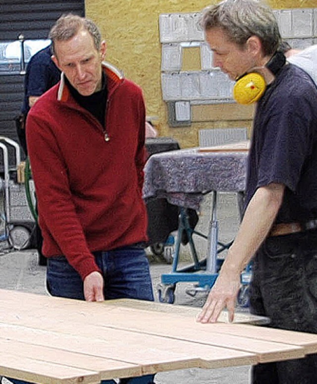 Jonny Brndlin  (links) im Gesprch mit einem Mitarbeiter  | Foto: Heike Loesener