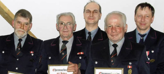 Die Feuerwehr Feldberg  ehrte Heinz K...eitig zum Oberlschmeister befrdert.   | Foto: Tina Httich