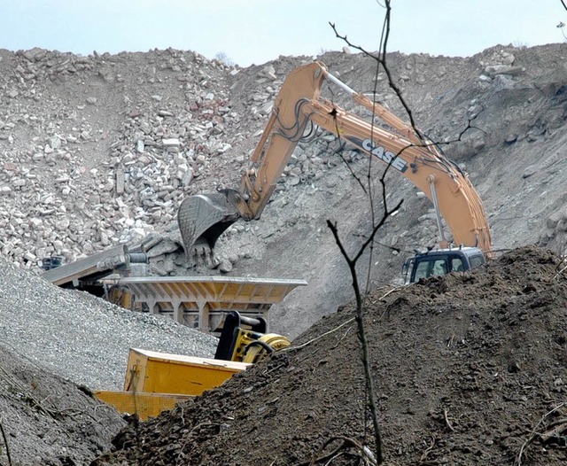 Die Halden im FFH-Gebiet werden abgetr...auf dem freigerumten Biotop verteilt.  | Foto: Ralf H. Dorweiler