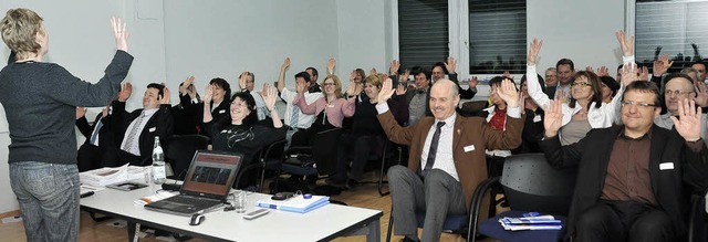 Kleine Turnstunde zwischendurch: Einfa... und verbessern die Arbeitsfhigkeit.   | Foto: Volker Mnch