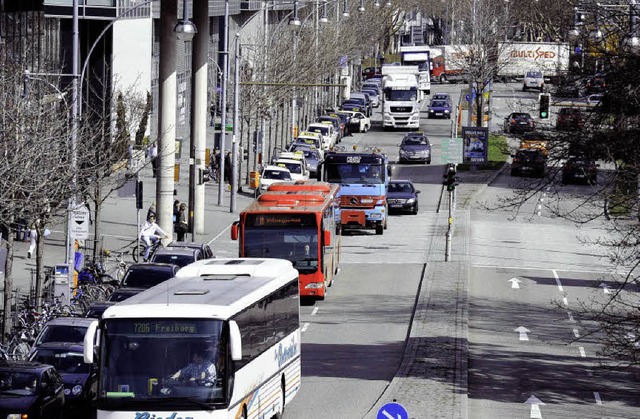 Dichter Lastwagen-Verkehr auf der Bismarckallee   | Foto: Ingo SChneider