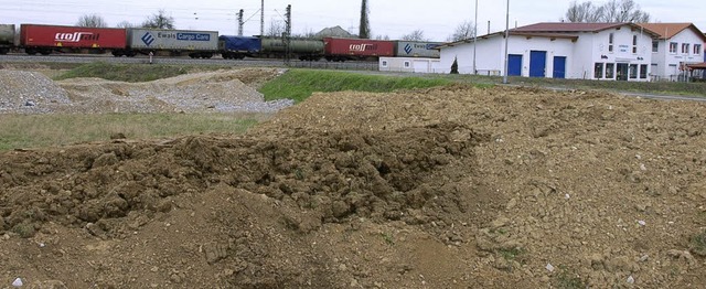 Buggingen erweitert das  Gewerbegebiet...chen der Bundesstrae  3 und der Bahn.  | Foto: Umiger