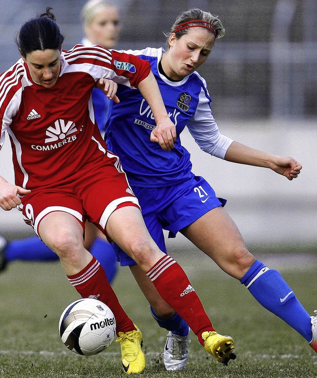 Einer dreifachen Weltfuballerin auf d...gen Birgit Prinz vom 1. FFC Frankfurt   | Foto: thomas wieck