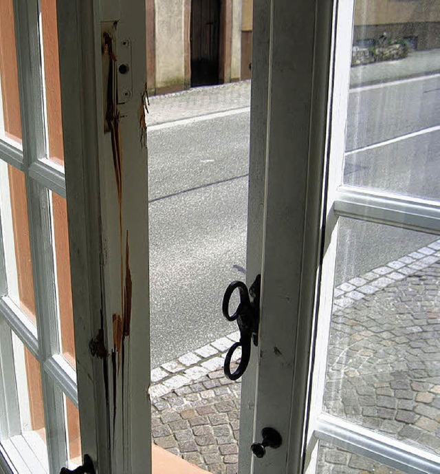 Durch dieses Fenster stiegen die Einbrecher ins Merdinger Rathaus ein.   | Foto: michael baumann