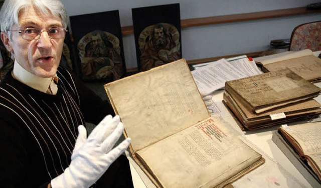 Nur mit Samthandschuhen fasst Westermann das Buch aus dem Jahre 1533 an.   | Foto: Ralf H. Dorweiler
