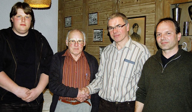 Anton Schmid (Mitte), Vorsitzender des...r, rechts Daniel Wassmer, neuer Vize.   | Foto: Paul Berger