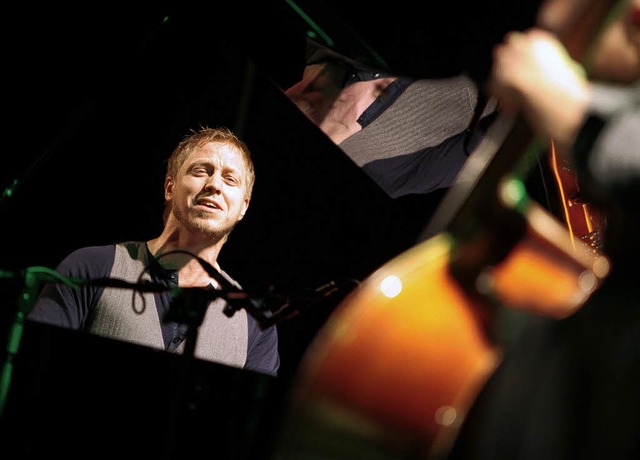 Bandleader Martin Tingvall spielt ein aufregendes Powerpiano.   | Foto: Christoph Breithaupt