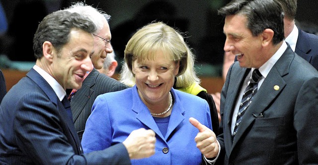 Nicolas Sarkozy, Angela Merkel und der...erstagabend beim EU-Gipfel (von links)  | Foto: afp
