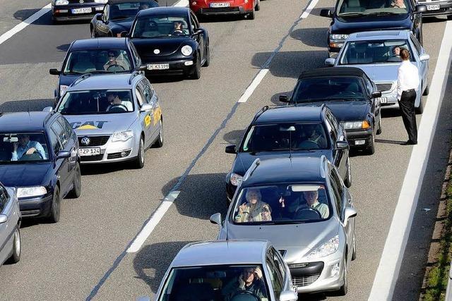 Polizei kontrolliert an der Autobahn-Baustelle