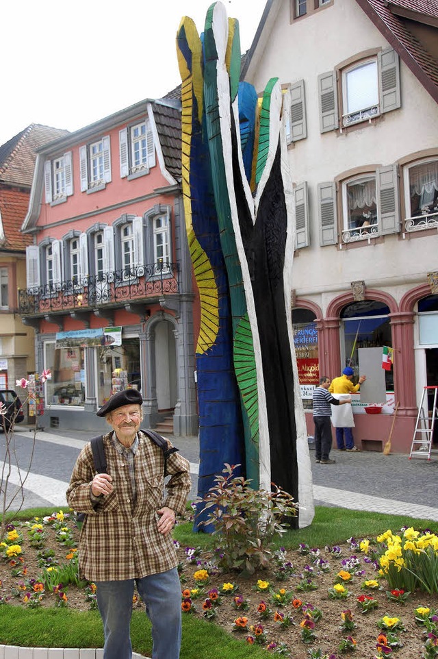 Der Knstler vor seiner Holzskulptur auf dem Urteilsplatz  | Foto: F. Rohrer
