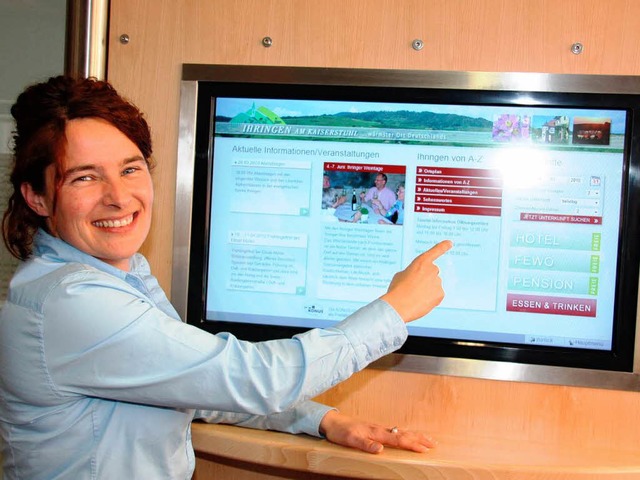 Die Leiterin des Ihringer Tourismusbr...der, prsentiert den neuen Bildschirm.  | Foto: Christine Aniol