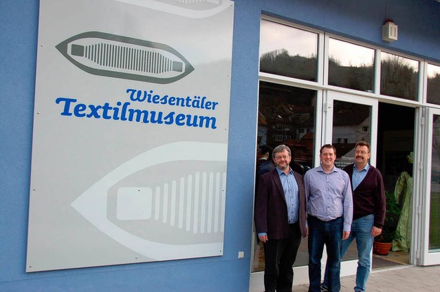 Andreas Mller, Axel Umber und Thomas Dbele vor dem Textilmuseum mit neuem Logo  | Foto: Hermann Jacob