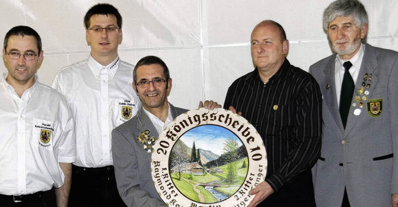 Martin Hoffarth (Dritter von links) is...nger und Schützenmeister Gerd Kreutel.  | Foto: privat