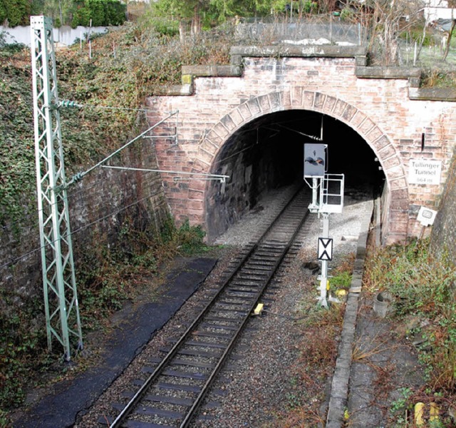 Wer gestern Abend durch den Bahn-Tunne...Lrrach wollte, musste sich gedulden.   | Foto: Frey