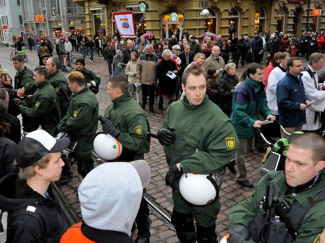 Die Polizei stand in der Innenstadt zw...iusbrdern und den Gegendemonstranten.  | Foto: Michael Bamberger
