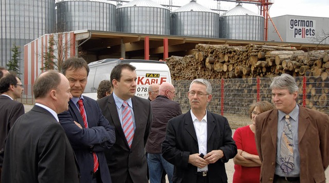 Ortstermin vor dem Betriebsgelnde von...Ortsvorsteher Bernd Dosch (von links).  | Foto: Fischer