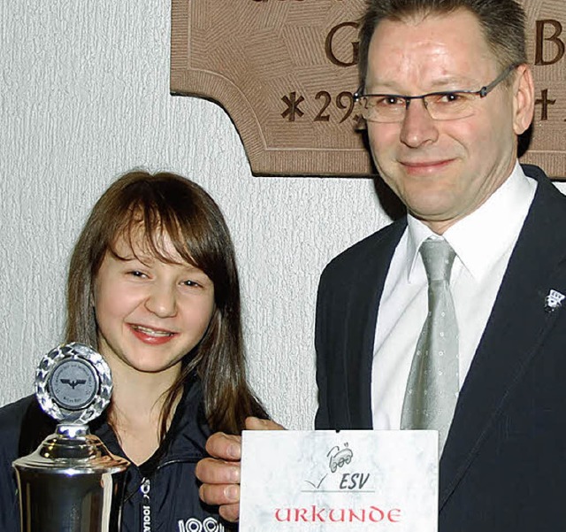 Lilli Eise erhielt von Alfred Schne den Sportehrenpreis.   | Foto: Sedlak