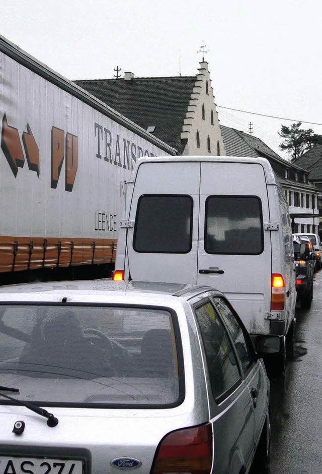 Nicht immer zieht sich die Autokolonne...ungsprogramm knnte Linderung bringen.  | Foto: Langelott