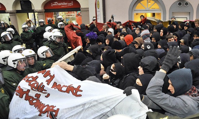 Der Schwarze Block rckt bei einer Dem...r in Freiburg  gegen Polizisten vor.    | Foto: Bamberger