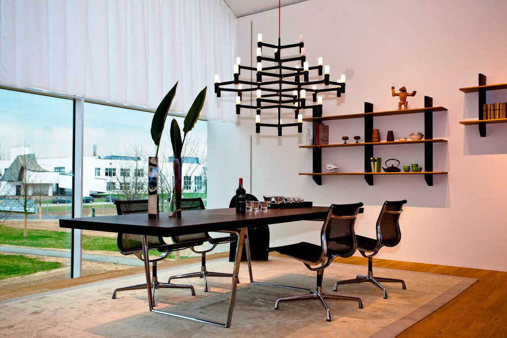 Stuhl-Tisch-Gruppe im „Eames House“ – Design von Charles & Ray Eames
