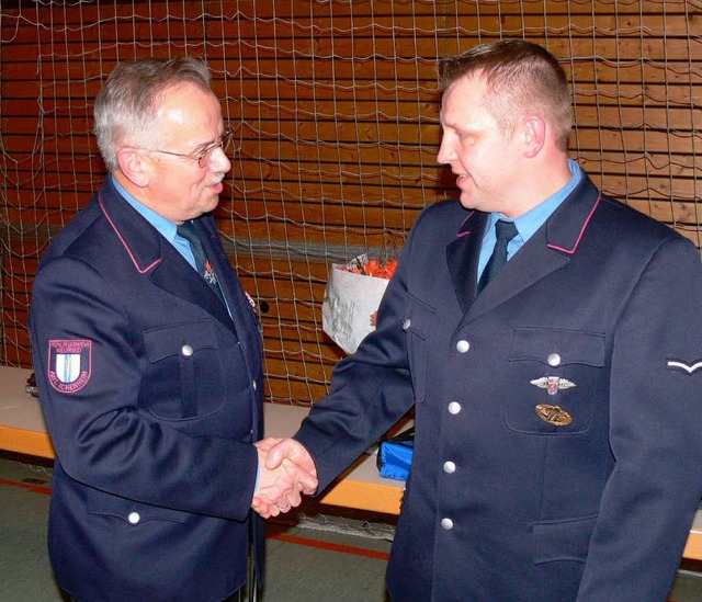 Neuer Chef der Neurieder Feuerwehr ist... Vorgnger Artur Bhn gratulierte ihm.  | Foto: Dieter Fink