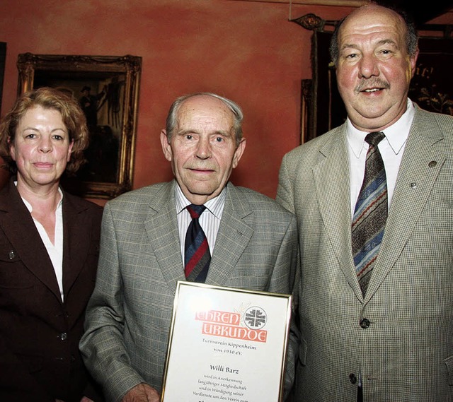 Willi Barz (Mitte) wurde von  Dietmar ...drea Kalt  zum Ehrenmitglied ernannt.   | Foto: sandra decoux-kone