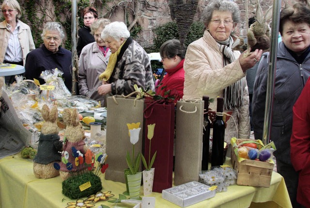 Zeit zum Schauen und kaufen auf dem Ostermarkt.   | Foto: decoux-kone