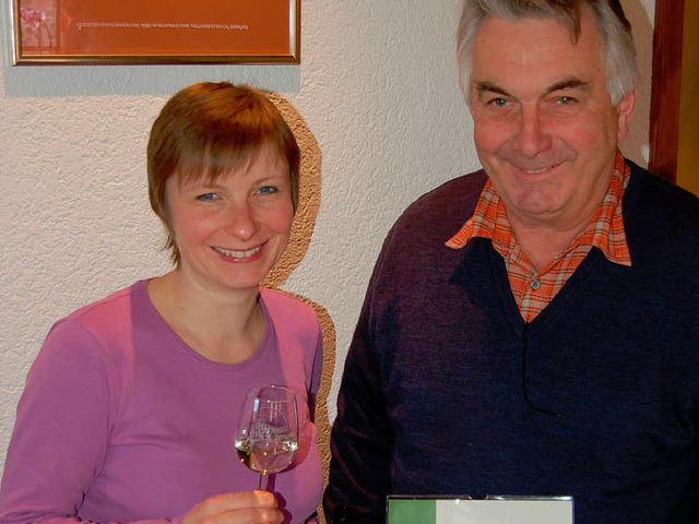 Stolz prsentiert Siegfried Moosmann m...haela den prmierten 2009er Riesling.   | Foto: Christian Ringwald