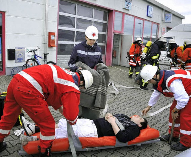 DRK und Feuerwehr bten gemeinsam.   | Foto: bernhard rein