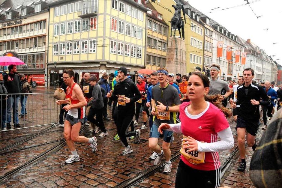 Die Strecke durch die Freiburger Innenstadt war von Bands, Fans und Spruchbändern gesäumt. (Foto: Benedict Glockner) Die Strecke durch die Freiburger Innenstadt war von Bands, Fans und Spruchbändern gesäumt. (Foto: Benedict Glockner)