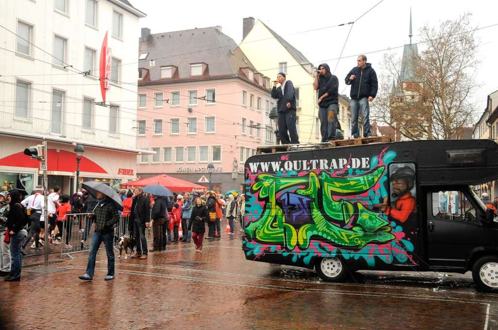 Die Strecke durch die Freiburger Innenstadt war von Bands, Fans und Spruchbndern gesumt.