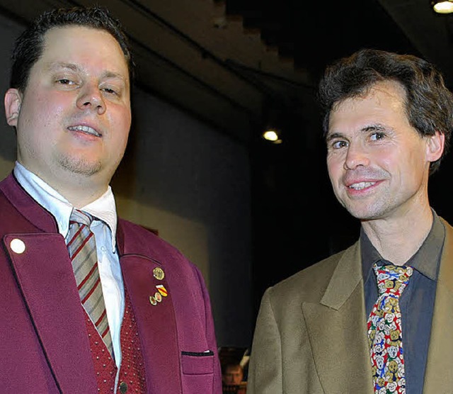 Martin Bhler (rechts) wurde von Thoma...glied des Musikvereins Istein ernannt.  | Foto: Thomas Loisl Mink