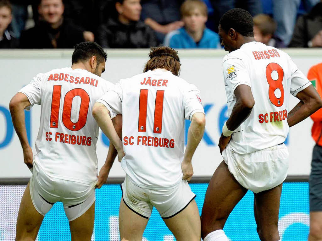 Yacine Abdessadki, Jonathan Jger und Mo Idrissou (v.l.) bejubeln die Freiburger Fhrung zum 1:0.