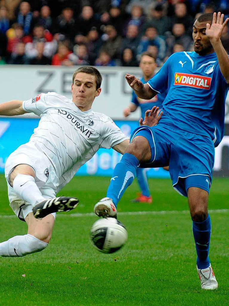 Johannes Flum (l.) im Zweikampf gegen Compper.