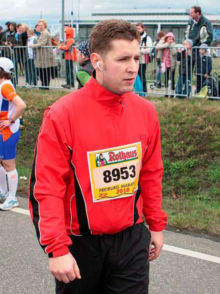 Ein kleiner Plausch, die Muskeln dehnen, einlaufen – bevor die Lufer beim Freiburg Marathon an den Start gingen, war Vorbereitung angesagt.