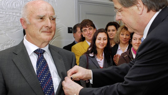 Finanzminister Will Stchele steckt We...rd Hurst das Bundesverdienstkreuz an.   | Foto: Siefke