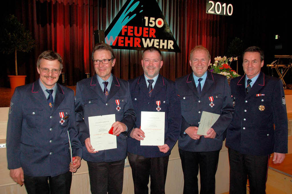 Feuerwehr-Ehrenzeichen in Silber fr 25 Jahre bekamen: Bernhard Kramer, Jochen Strittmatter, Thomas Rotzler und Wolfgang Trierweiler (von links).