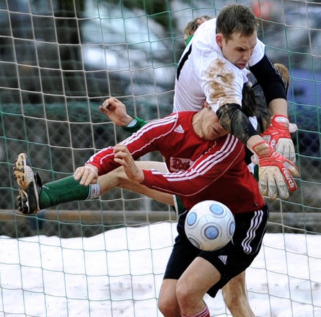 Alarm vor dem Bonndorfer Tor: Torhter...en Furtwanger Angriff akrobatisch ab.   | Foto: Seeger