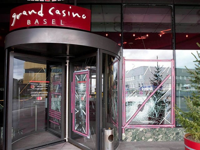 Schsse haben auch den Eingang des Grand Casinos in Basel getroffen.  | Foto: dpa