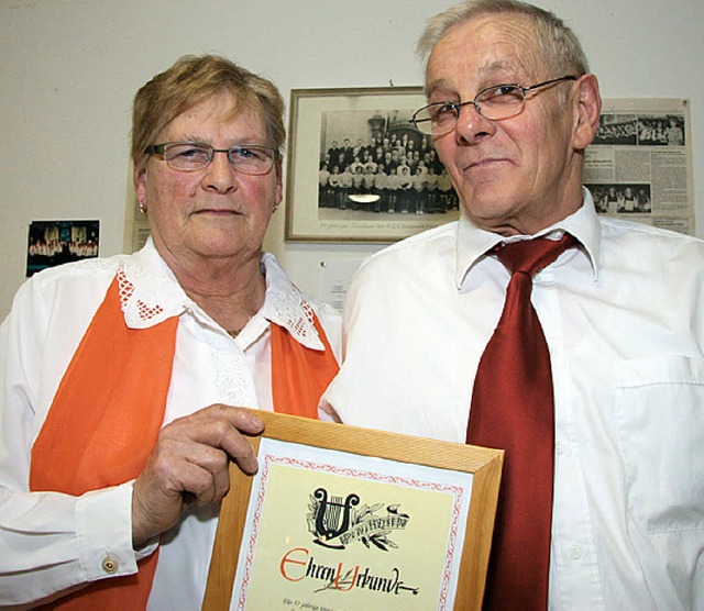 Marlies Siefert,   seit 57 Jahren aktiv, wurde  von Hans-Peter Rehm geehrt.  | Foto: Sandra Decoux-Kone